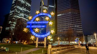 نماد پول واحد اروپایی مقابل مقر بانک مرکزی اروپا