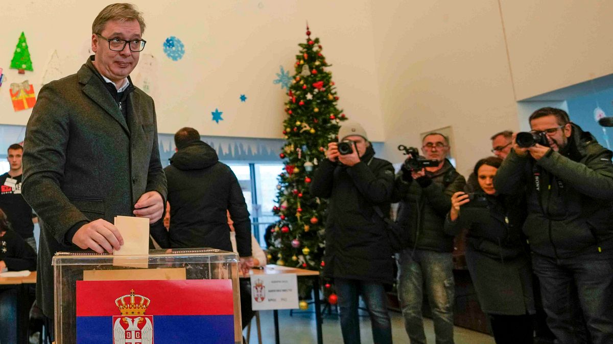 Le président serbe Aleksandar Vucic vote pour les élections législatives et locales dans un bureau de vote à Belgrade, Serbie, dimanche 17 décembre 2023.