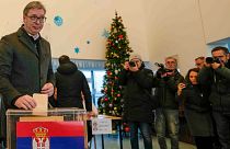 Le président serbe Aleksandar Vucic vote pour les élections législatives et locales dans un bureau de vote à Belgrade, Serbie, dimanche 17 décembre 2023.