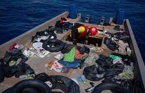 أحد أفراد منظمة إسبانية يتفقد قاربا للمهاجرين على بعد 30 كلم من السواحل الليبية