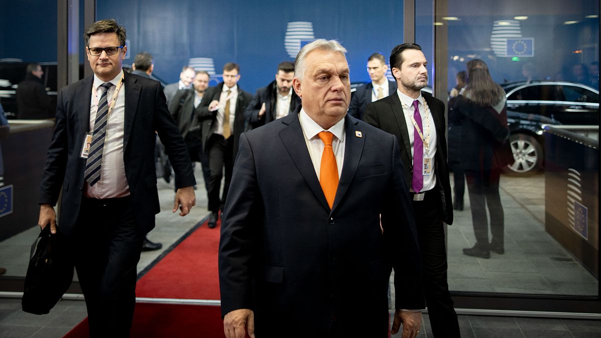 Orbán Viktor magyar miniszterelnök (középen) az Európai Unió kétnapos tanácskozására érkezik Brüsszelben a második napon, 2023. december 15-én. 