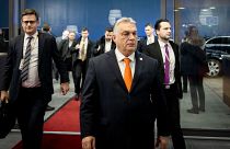 Orbán Viktor magyar miniszterelnök (középen) az Európai Unió kétnapos tanácskozására érkezik Brüsszelben a második napon, 2023. december 15-én. 