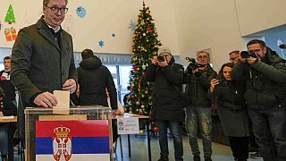 Aleksandar Vucic szerb elnök leadja szavazatát Belgrádban az előrehozott szerbiai választásokon