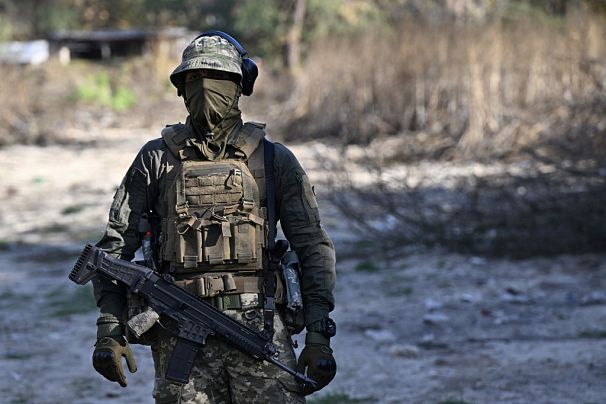 Один из членов недавно сформированного батальона "Сибирь" ВСУ принимает участие в военных учениях под Киевом 24 октября 2023 года
