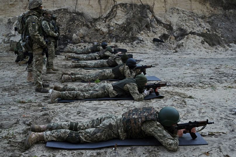 Angehörige des neu gebildeten Bataillons "Sibirien" der AFU nehmen am 24. Oktober 2023 an einer Militärübung in der Nähe von Kiew teil.