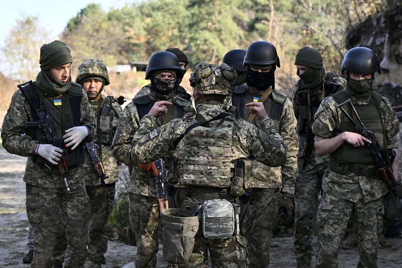 Angehörige des Bataillons "Sibirien" der AFU nehmen am 24. Oktober 2023 in der Nähe von Kiew an militärischen Übungen teil