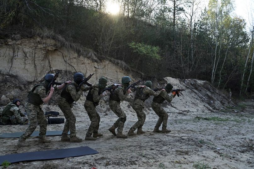 Angehörige des neu gebildeten Bataillons "Sibirien" der ukrainischen Streitkräfte nehmen am 24. Oktober 2023 an einer Militärübung in der Nähe von Kiew teil.