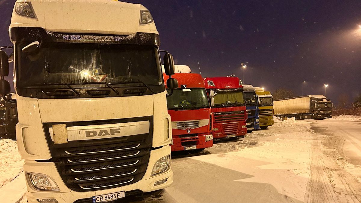 کامیون‌های اوکرایی گرفتار شده در پشت مرزهای لهستان