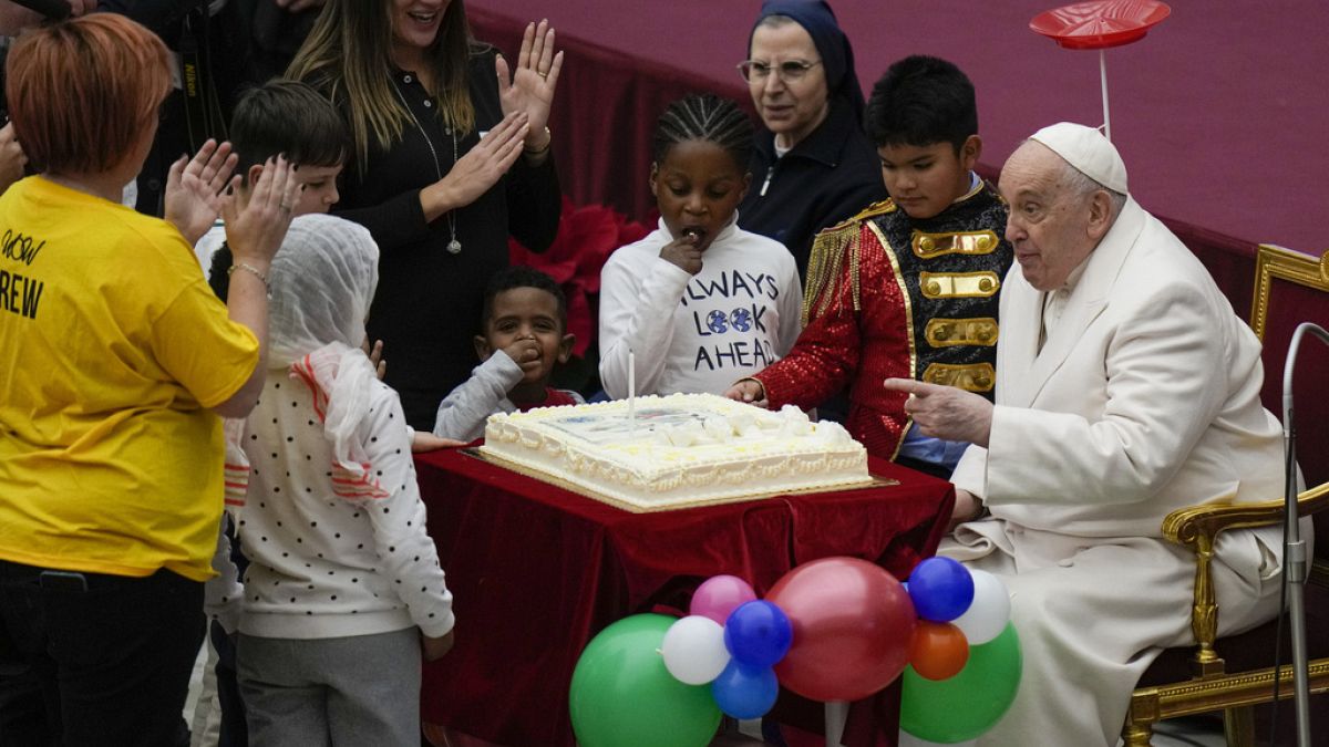 Le pape François célèbre son anniversaire avec des enfants aidés par le dispensaire de Santa Marta, au Vatican, dimanche 17 décembre 2023. 