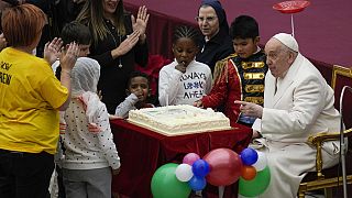 Le pape François célèbre son anniversaire avec des enfants aidés par le dispensaire de Santa Marta, au Vatican, dimanche 17 décembre 2023. 