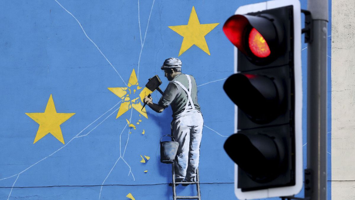 Uma vista do mural de Banksy sobre o Brexit, que mostra um homem a rasgar a bandeira da UE em Dover, Inglaterra, na terça-feira, 11 de dezembro de 2018.