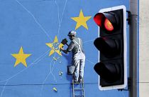 Ein Blick auf das Banksy-Wandbild zum Brexit, das einen Mann zeigt, der die EU-Flagge in Dover, England, abschlägt, Dienstag, 11. Dezember 2018.