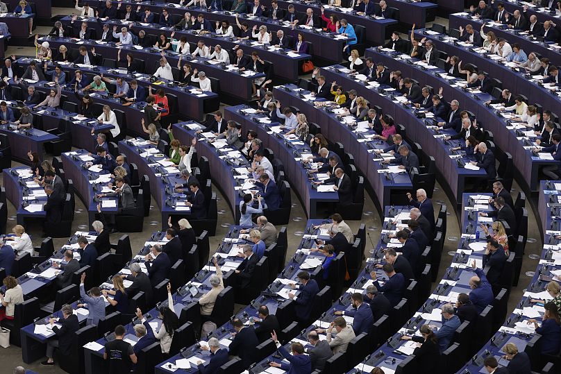 Deputados votam Lei da Inteligência Artificial no dia 14 de junho de 2023, no Parlamento Europeu, em Estrasburgo, no leste de França.