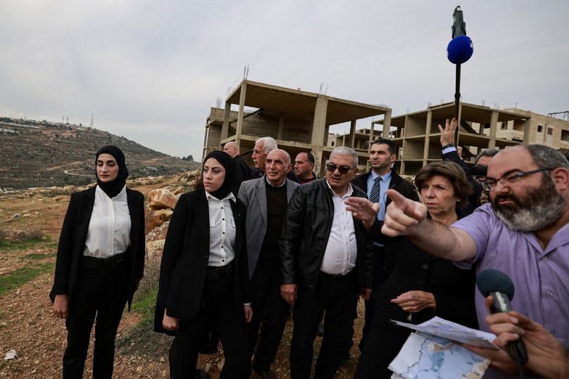 La ministra degli Esteri francese Catherine Colonna incontra gli olivicoltori palestinesi in un piccolo villaggio vicino a Ramallah, nella Cisgiordania occupata