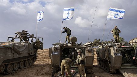 Soldados israelíes en tanques del Ejército