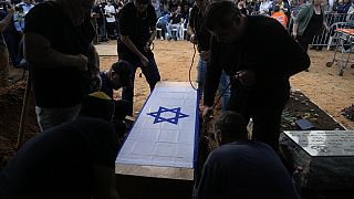 A 26 éves Alon Shamriz temetése a dél-izraeli Shefayim kibucban 2023. december 17-én. Ő volt az egyik túsz, akit az izraeli katonák tévedésből agyonlőttek Gázavárosban.