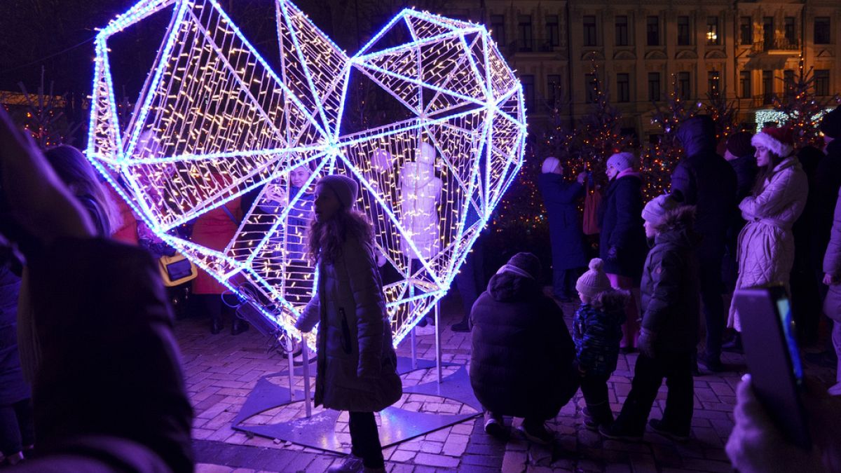 Karácsonyi díszítés a kijevi Szent Szófia téren 2023. decemberében