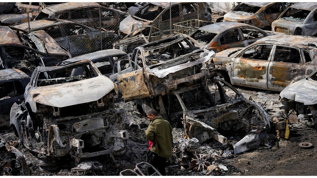 مستوطنون يضرمون النيران في مئات السيارات في الضفة الغربية المحتلة 