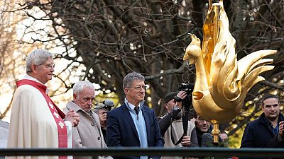 بارك رئيس أساقفة باريس لوران أولريش القطعة الأثرية قبل رفعها