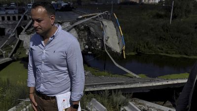 El primer ministro de Irlanda, Leo Varadkar, visita un puente muy dañado en Irpin, en las afueras de Kiev, Ucrania, el miércoles 19 de julio de 2023.