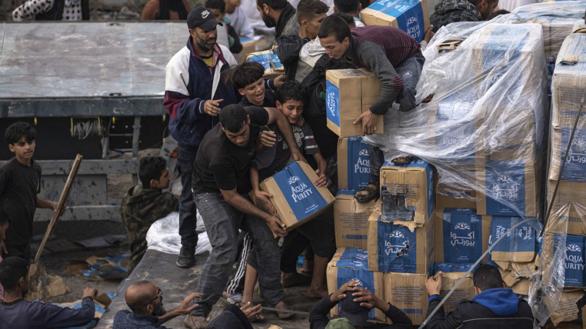Camiões de ajuda humanitária foram cercados pelos palestinianos que tentavam deitar as mãos à carga