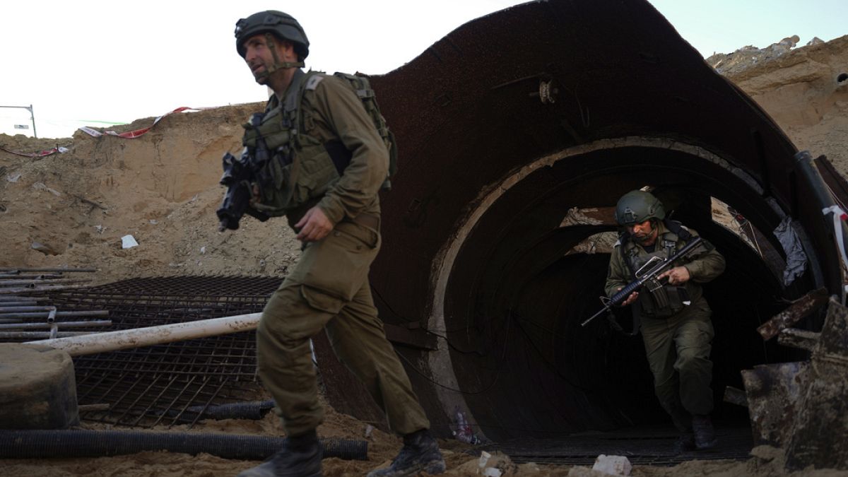 Izraeli katonák jönnek ki a Hamász egyik alagútjából