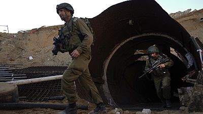 Izraeli katonák jönnek ki a Hamász egyik alagútjából