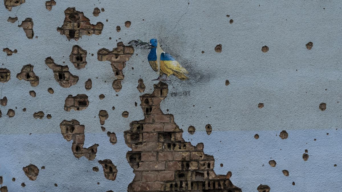 Zerstörungen an einem Haus in der Ukraine. Die auf gemalte Friedenstaube ist kam noch zu erkennen.