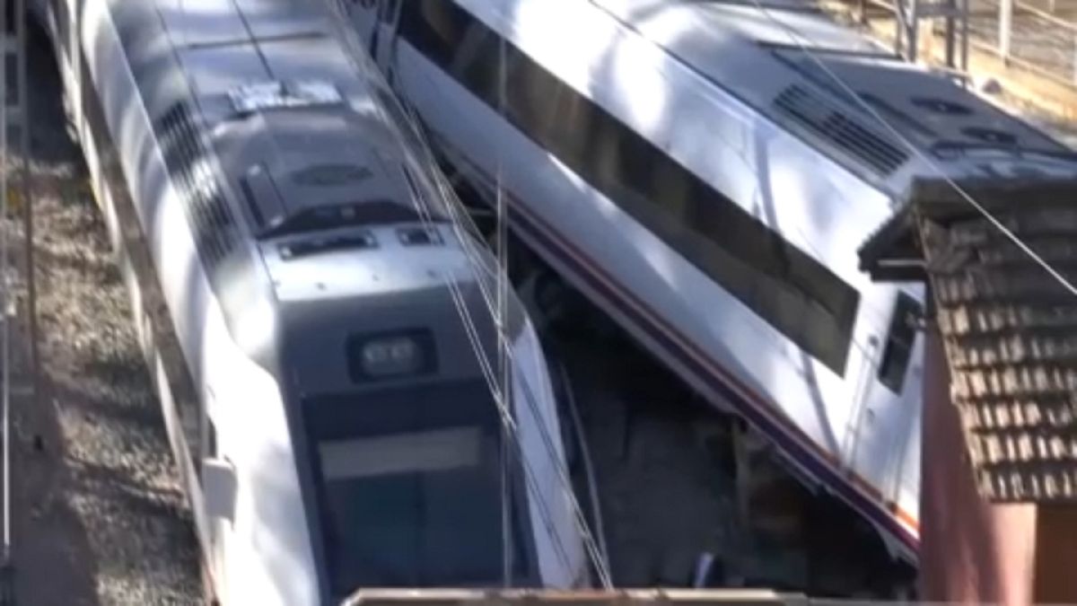 Deux trains sont entrés en collision. 