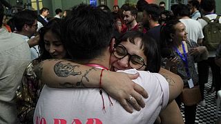 Personas en contra del borrador de una nueva constitución celebran su 'teórico' triunfo tras el cierre de las urnas en Santiago de Chile, el domingo 17 de diciembre de 2023.