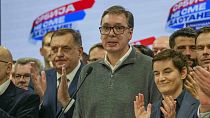 Imagen de Aleksandar Vučić, líder del gobernante Partido Progresista Serbio, o SNS, y presidente de Serbia, con varios miembros de su formación política y simpatizantes.