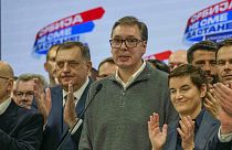 Imagen de Aleksandar Vučić, líder del gobernante Partido Progresista Serbio, o SNS, y presidente de Serbia, con varios miembros de su formación política y simpatizantes.