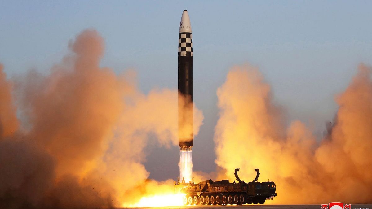 یک موشک بالستیک قاره پیما در مانور پرتابی در فرودگاه بین المللی Sunan در پیونگ یانگ، کره شمالی در 16 مارس 2023