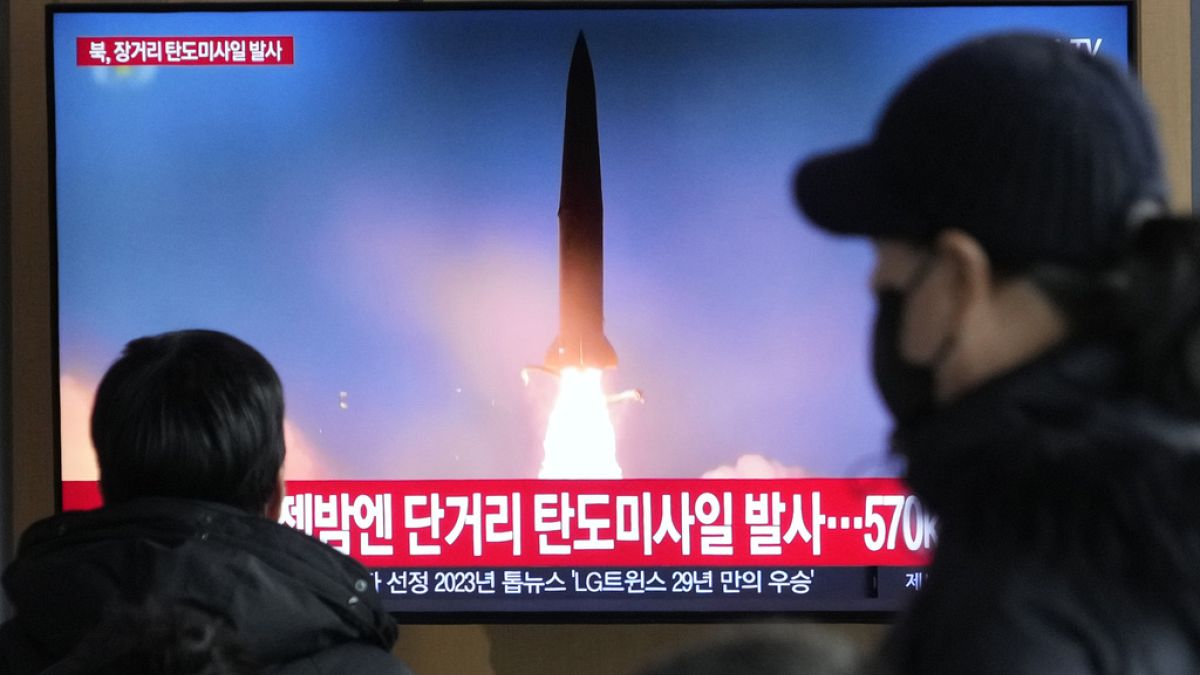 Νοτιοκορεάτες παρακολουθούν στην τηλεόραση την εκτόξευση πυραύλου από την Πιονγκγιάνγκ