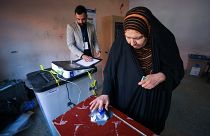 امرأة عراقية تدلي بصوتها في أول انتخابات مجالس المحافظات منذ عقد من الزمن، في مركز اقتراع في مدينة الصدر بالعاصمة بغداد، في 18 ديسمبر 2023