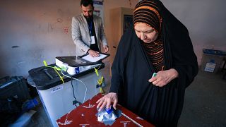 امرأة عراقية تدلي بصوتها في أول انتخابات مجالس المحافظات منذ عقد من الزمن، في مركز اقتراع في مدينة الصدر بالعاصمة بغداد، في 18 ديسمبر 2023