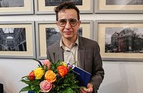Rus asıllı Amerikalı yazar Masha Gessen, Hannah Arendt Ödülü'nü aldıktan sonra bir fotoğraf için poz veriyor. 