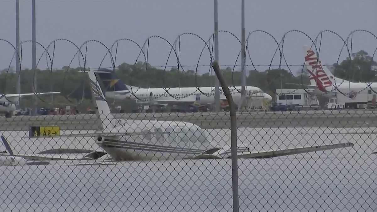 Cette image tirée d'une vidéo, montre des avions partiellement submergés à l'aéroport de Cairns, en Australie, lundi 18 décembre 2023.