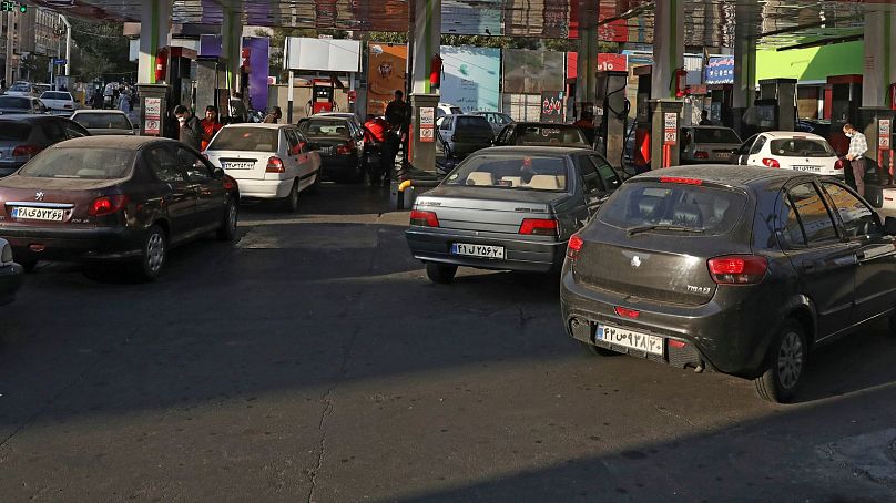 صف پمپ بنزین در تهران بعد از حمله سایبری دو سال پیش