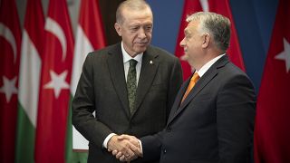 Erdogan és Orbán kézfogása 2023. december 18-án Budapesten
