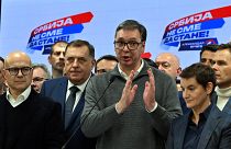 الرئيس الصربي ألكسندر فوتشيتش يخاطب وسائل الإعلام في مقر صربسكا نابريدنا سترانكا (الحزب التقدمي الصربي) في بلغراد، 17 دجنبر 2023.
