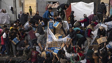Gazze'de açlık sorunu yaşayan vatandaşlarca yağmalanan bir BM yardım kamyonu. İsrail, son dört aydır Gazze Şeridi'ne yeterli miktarda gıda yardımının girmesine izin vermiyor