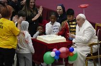 يتم تقديم كعكة للبابا فرانسيس أثناء احتفاله بعيد ميلاده مع الأطفال