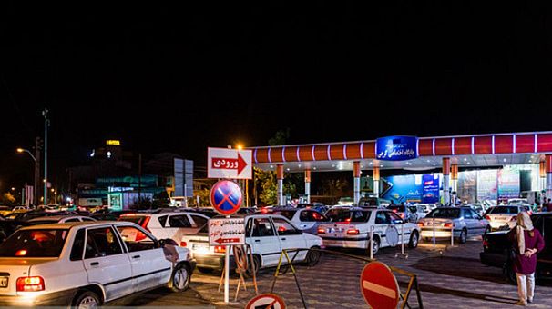 حمله سایبری به سامانه مدیریت پمپ بنزین‌های ایران صف‌های طولانی را در جایگاه‌ها باعث شده است