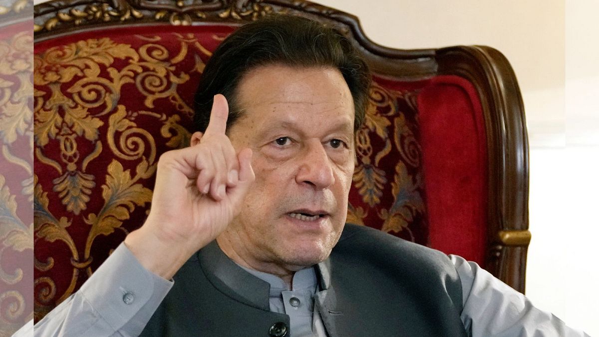 عمران خان، نخست وزیر سابق پاکستان در حین گفتگو با خبرنگاران در مورد وضعیت سیاسی کنونی و پرونده های جاری علیه وی در محل اقامتش در لاهور پاکستان در ۳ اوت ۲۰۲۳ 