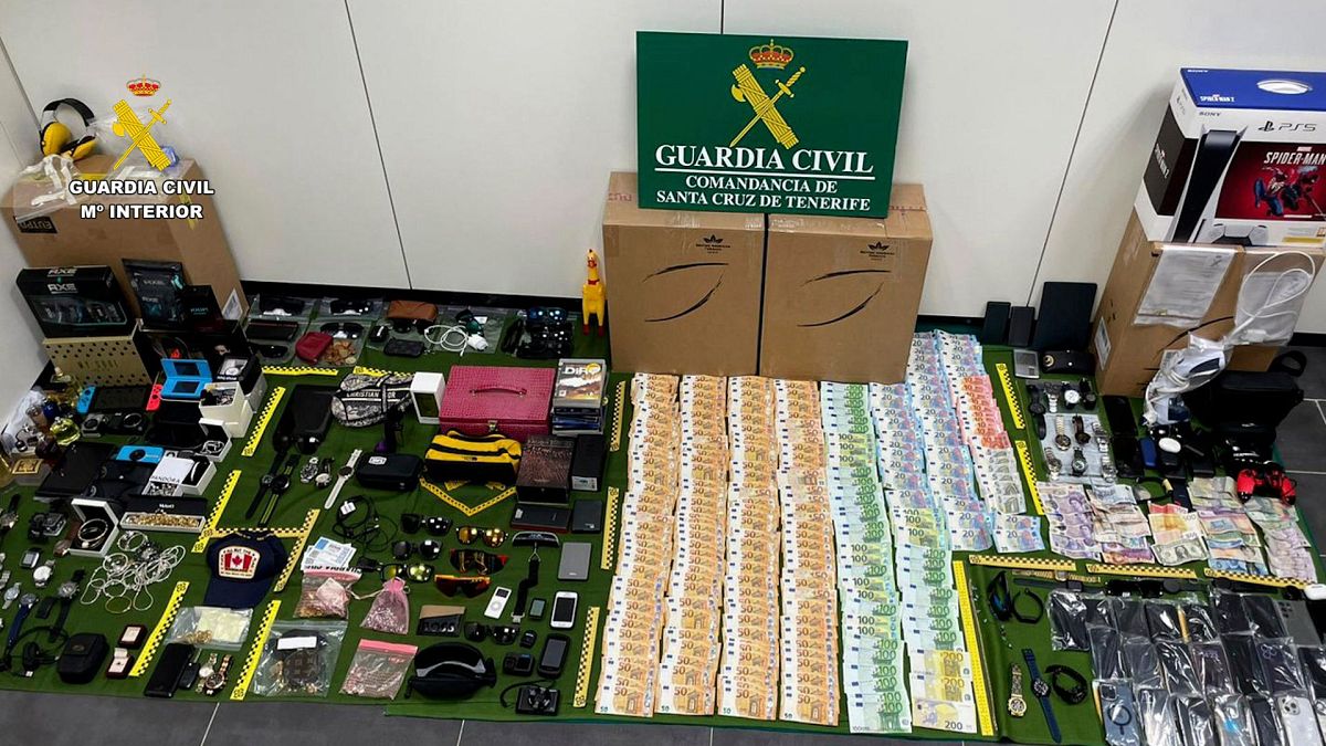 Sur cette photo fournie par la Guardia Civil le vendredi 15 décembre 2023, des objets volés dans des valises sont exposés sur l'île canarienne de Tenerife, en Espagne. 