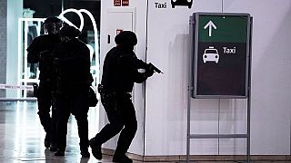Miembros de la policía regional catalana, Mossos d'Esquadra, participan en un simulacro de ataque terrorista en la estación de tren de Barcelona el 27 de octubre de 2023.