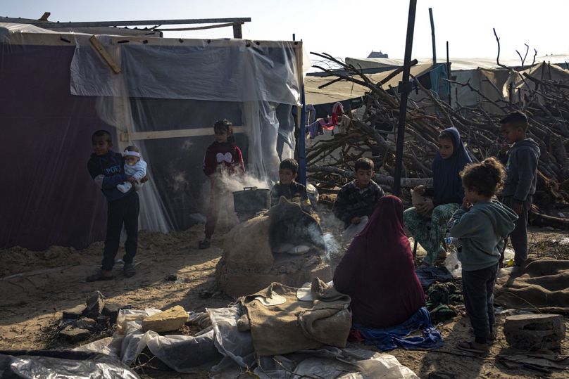 Kibombázott palesztin család az átmeneti menedéken hétfőn, december 18-án