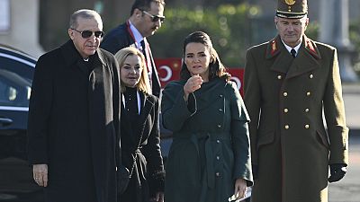 La presidenta de Hungría, Katalin Novák (centro), y el presidente turco, Recep Tayyip Erdogan (izquierda), en una ceremonia en Budapest este lunes