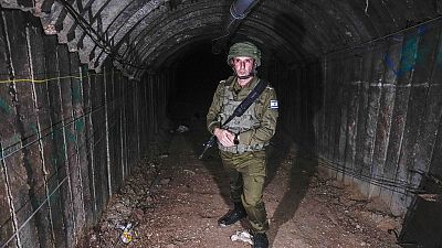 Der israelische Militärsprecher in einem Tunnel, das von militanten Hamas-Kämpfern für den Angriff auf den Grenzübergang Erez im nördlichen Gazastreifen benutzt wurde.